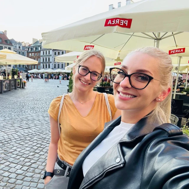O po paskaitų… Varšuvos ritmu🤭

Neseniai pasakojau, kad pirmą kartą skridau asistuoti ir dėstyti anglų kalba į Lenkiją.

Po ilgos dienos su Agata, kuri kursų dalyviams vertė iš anglų į lenkų kalbą, tiek nuvargdavom, kad aš su ja pradėdavau kalbėti lietuviškai, o ji su manim lenkiškai.😅

Nepaisant to, rasdavom jėgų paklaidžioti senamiesčio gatvėmis, paragauti skanaus maisto 🍝 , pasidalinti įžvalgomis apie darbą su pacientais skirtingose šalyse. O aptarti tikrai buvo ką, nes ji irgi kineziterapeutė!

Trumpam išvykti ir dirbti kitoje šalyje fainai.
Bet kai šalia yra žmogus, kuris tave jaučia, darbas įgauna malonesnių atspalvių.☺️

Ir pažiūrėkit į tą gražų Varšuvos senamiestį.
Įdomu, kaip jis atrodys rudenį, kai čia sugrįšiu krentant lapams ir vilkėdama daug šiltesnį megztinį. 🍂🧶

O kol kas konsultacijoms laukiu jūsų Kaune.
Užsiregistruoti galite mano puslapyje veronika.lt

Iki susitikimo!👋🏼

#kineziterapija #kineziterapeute #kineziterapeutas #kineziterapeutekaune #maitlandkursai #mokymai #kursai #varsuvossenamiestis #varsuva #lenkija
